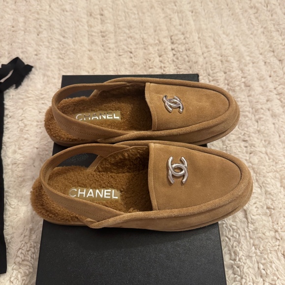 Authentic Chanel Shearling Slingback Loafers Metiers d’Art 2025 Collection - Picture 2 of 11
